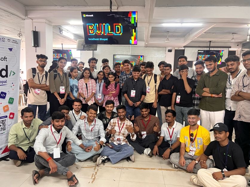 200+ students packed the venue, giving thumbs up after an incredible Azure AI session.